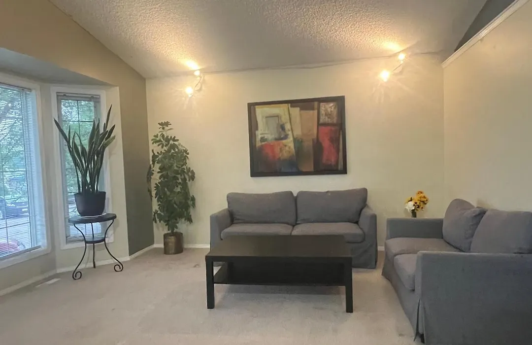 Private Rooms In A 3 Bedroom Guest House Close To Londonderry Mall 1 Person Per Room No Couples For Men Only-1